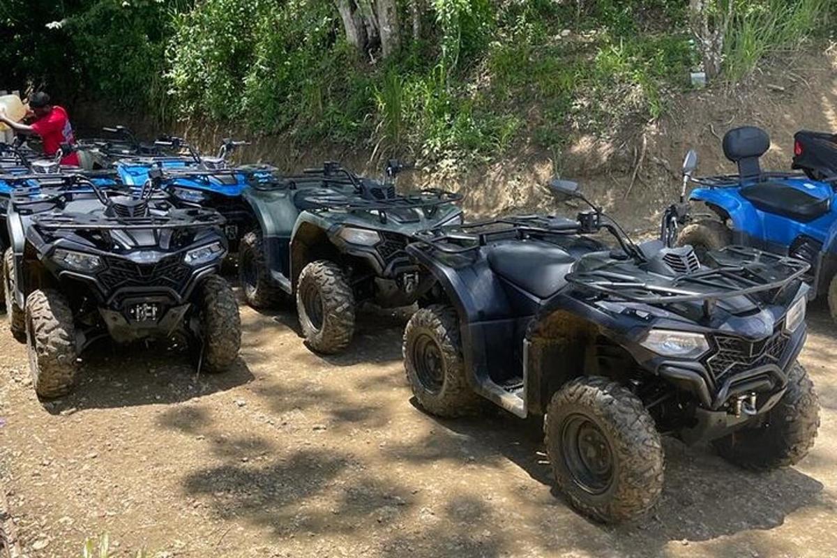 μια ομάδα από ATV και ATV παρκαρισμένα σε έναν χωματόδρομο