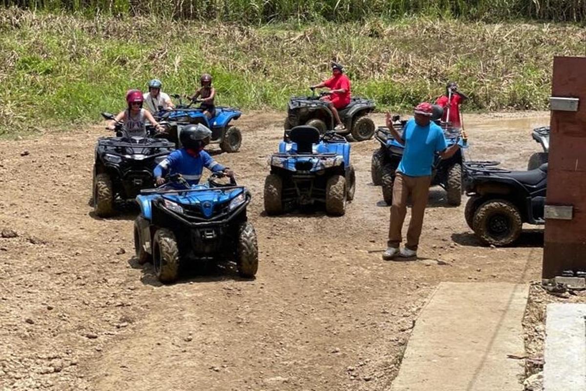sekumpulan orang menunggang atv di jalan tanah