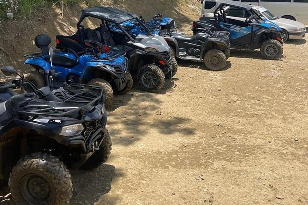sekumpulan empat atv dan atv dancs di atas padang tanah
