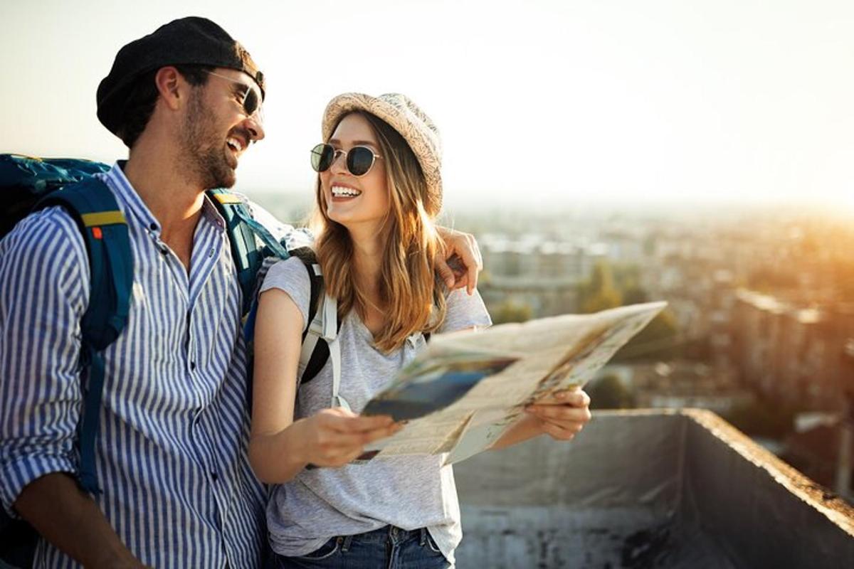 un uomo e una donna che guardano una mappa