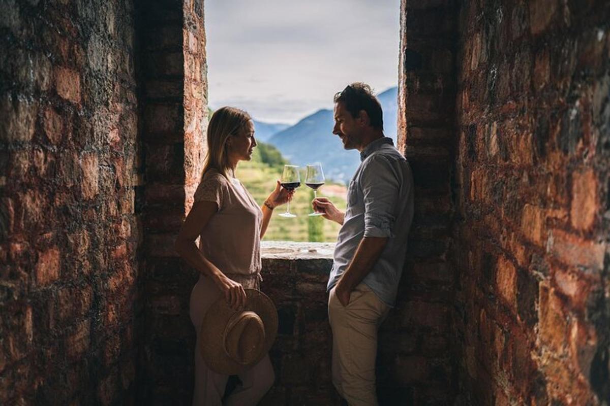 un uomo e una donna che tengono in mano dei bicchieri di vino