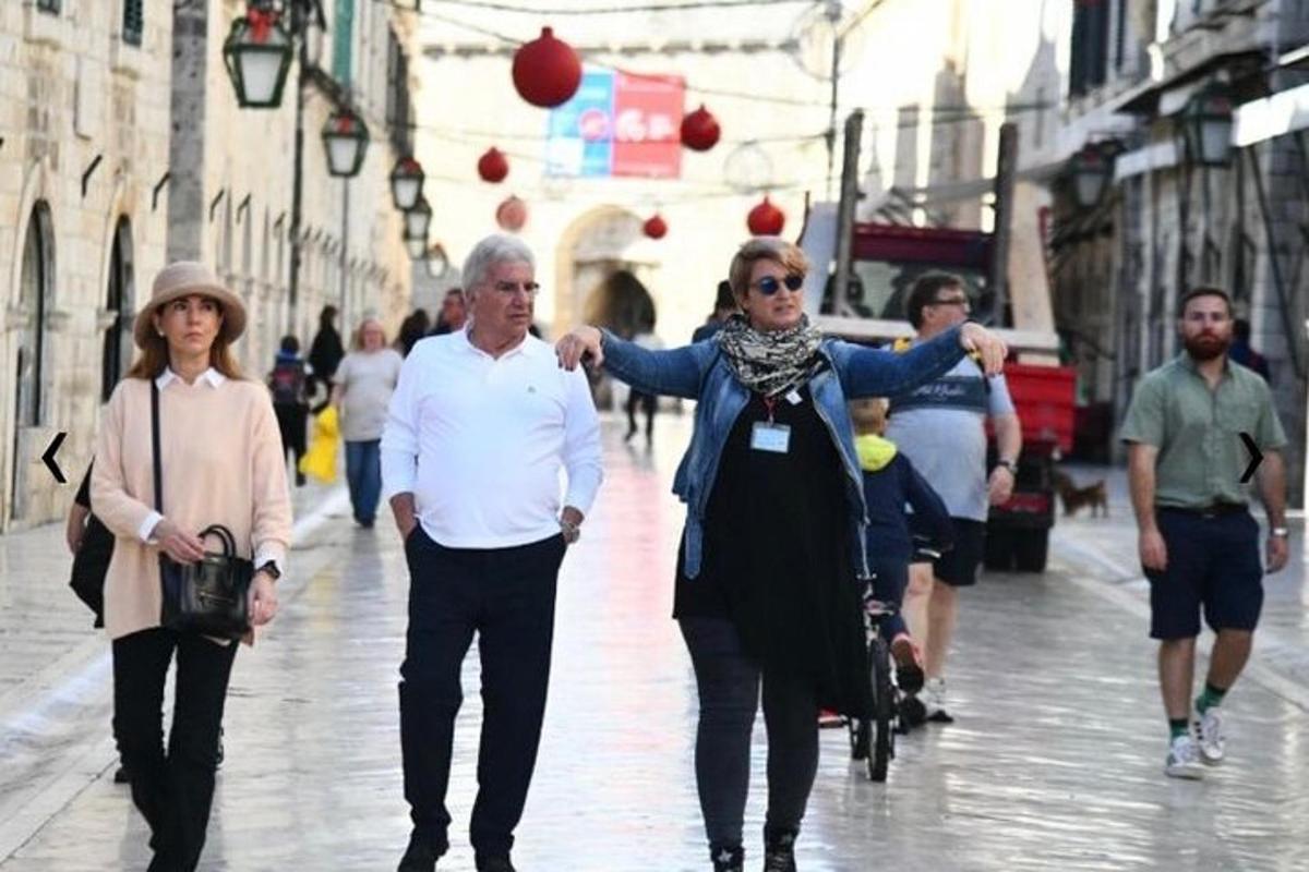 Un hombre y una mujer caminando por una calle