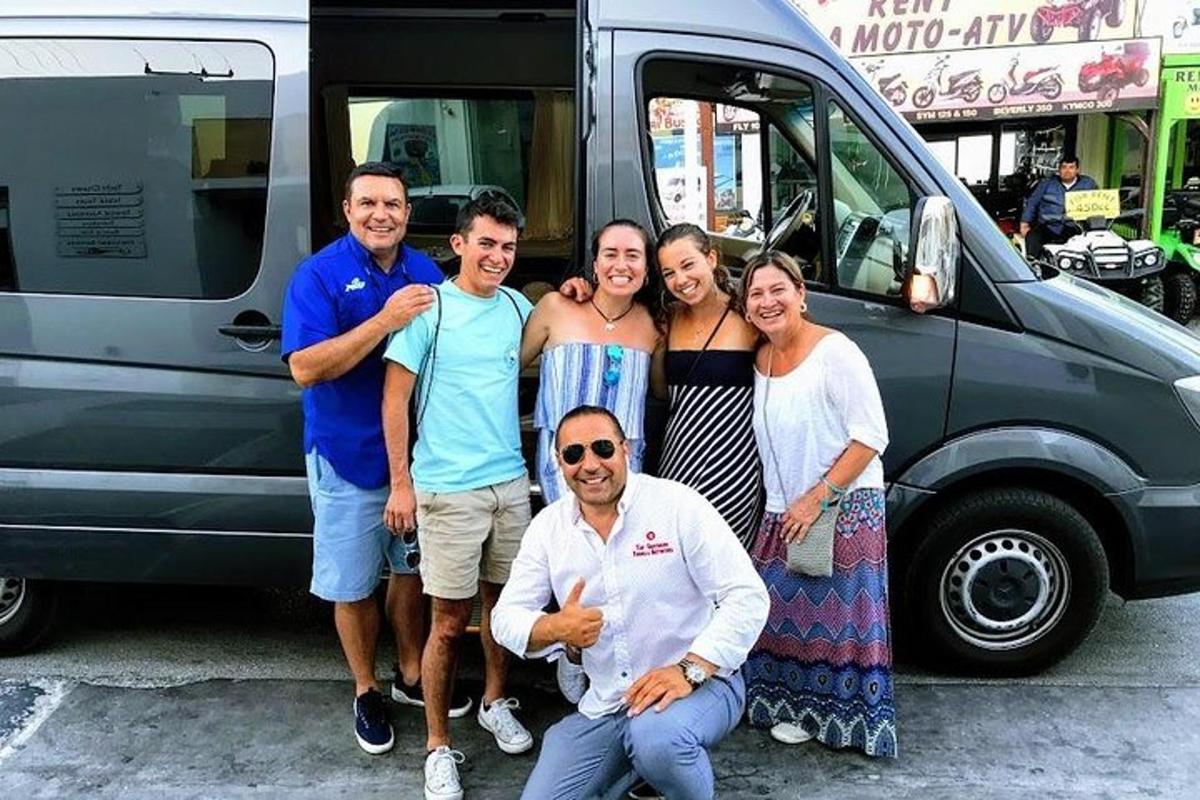 eine Gruppe von Menschen posiert für ein Foto vor einem Lieferwagen