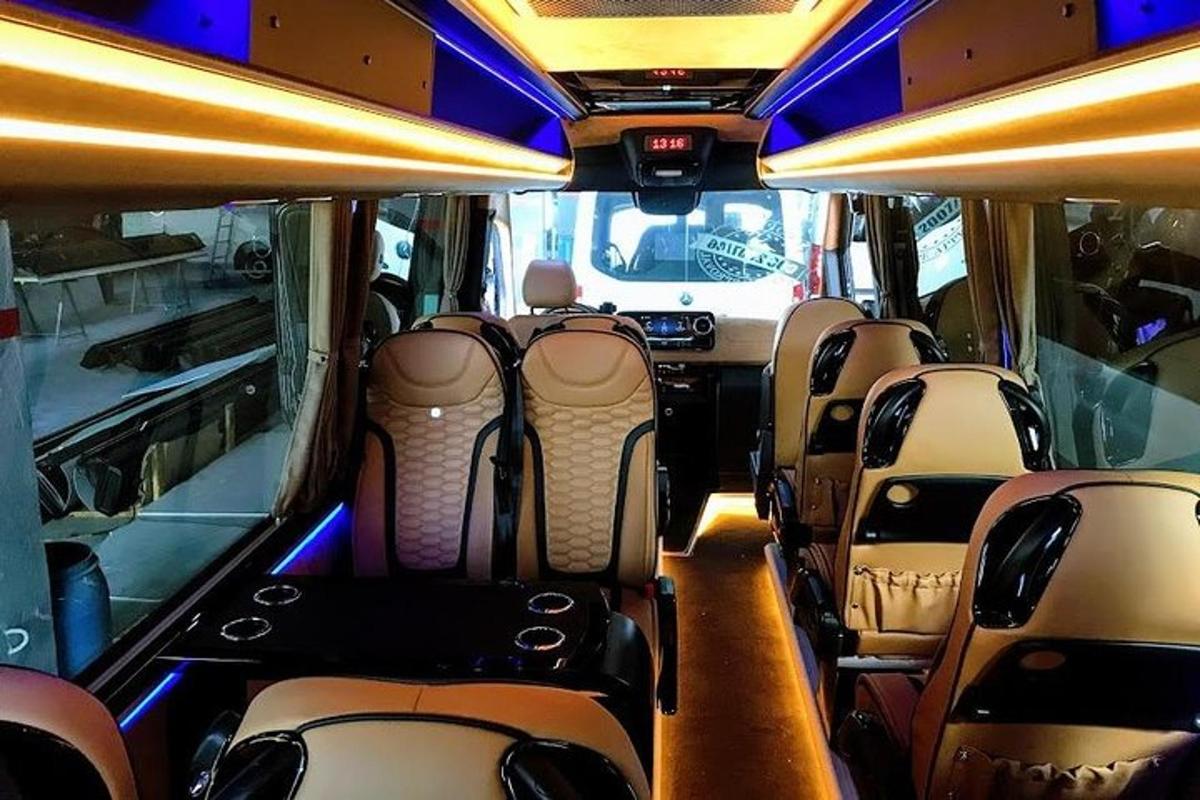 ein Blick in das Innere eines leeren Busses