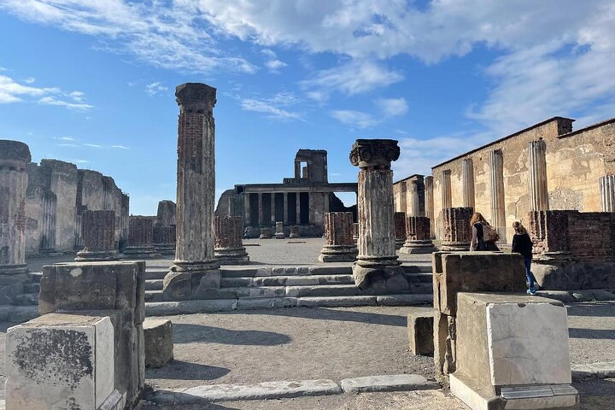 ένα άτομο που στέκεται μπροστά από ένα κτίριο με κολώνες