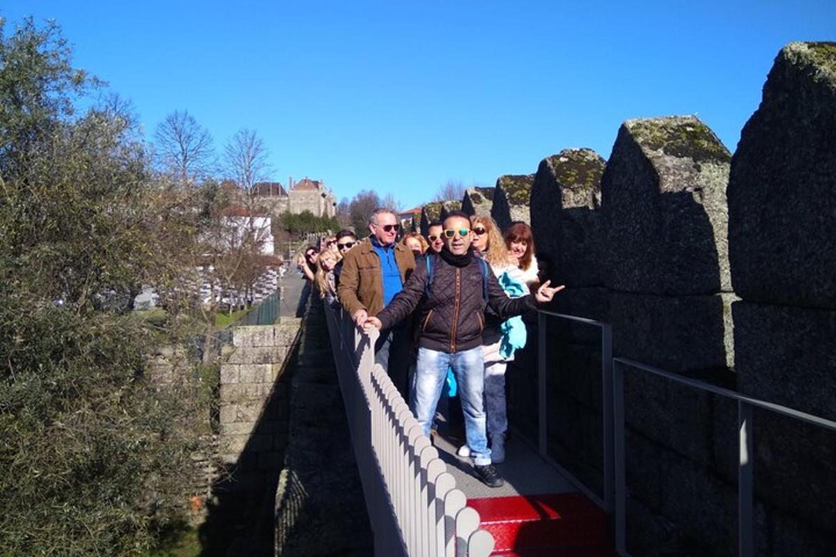 un grup de persones dempeus en un pont
