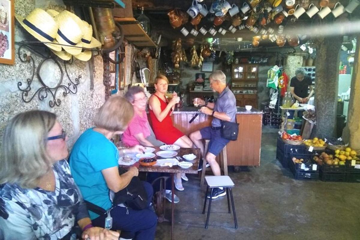 un grup de persones assegudes a una taula en una botiga
