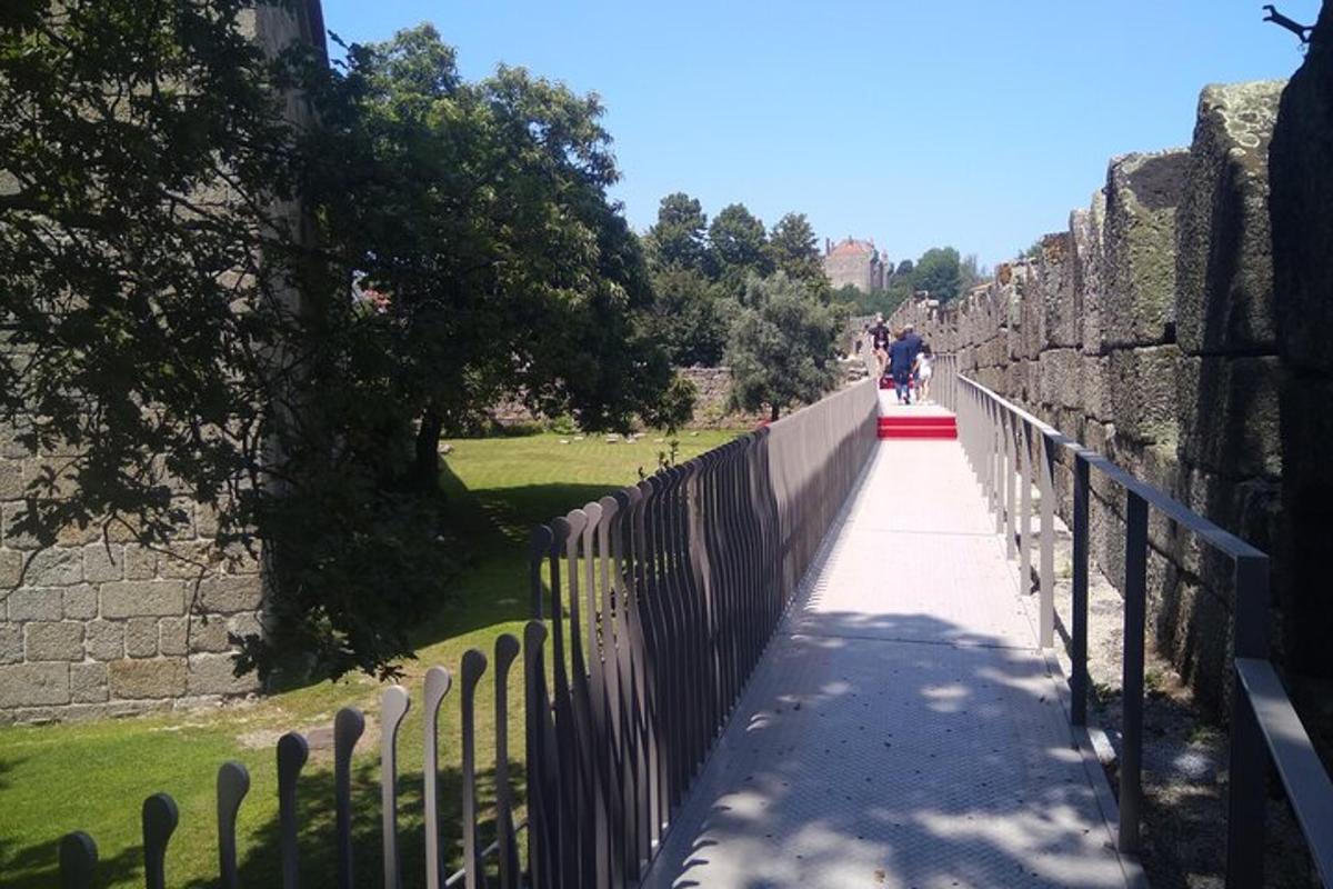 un camí sobre la muralla d'un castell