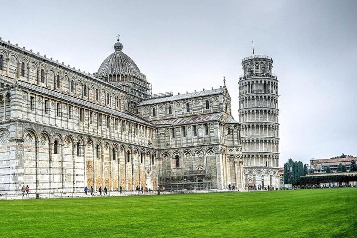sebuah bangunan besar dengan katedral dan menara miring