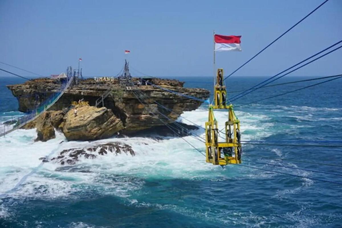 una roccia nell'oceano con una bandiera sopra