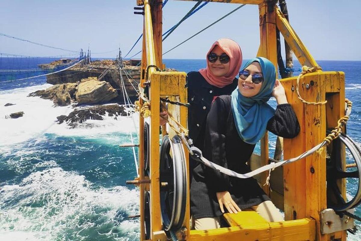 due donne in piedi su una barca nell'oceano