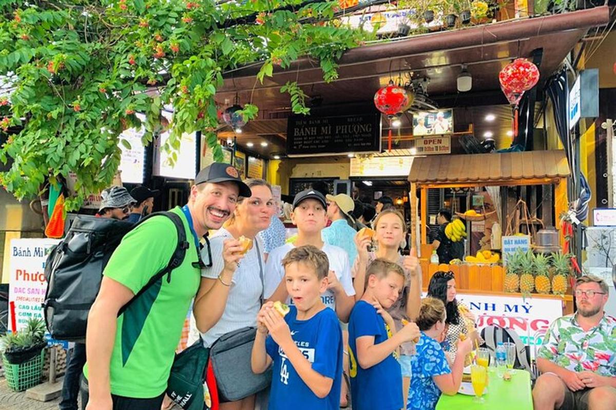 Un grupo de personas de pie frente a un camión de comida.