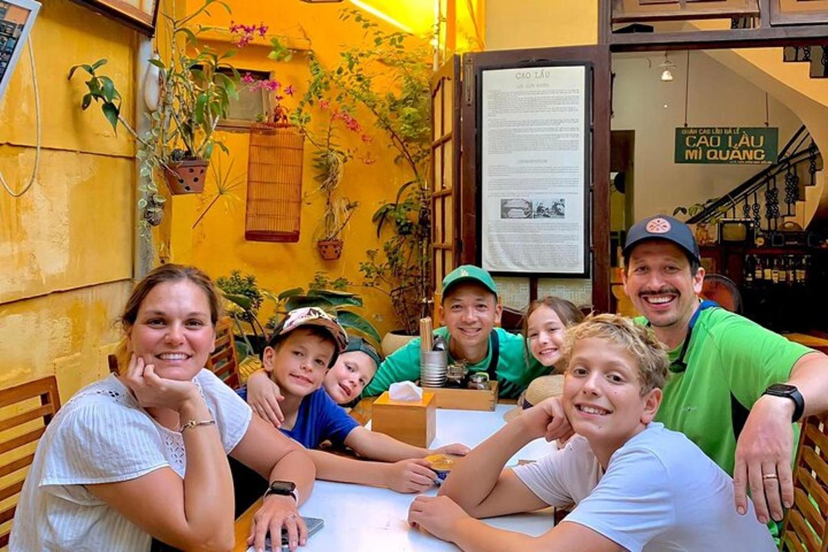 un gruppo di persone sedute a un tavolo