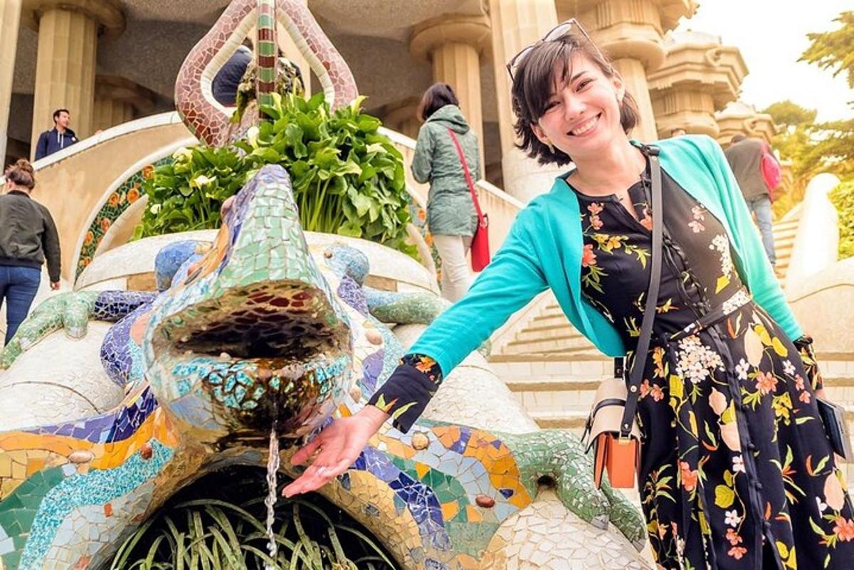 una donna è in piedi accanto a una fontana a mosaico