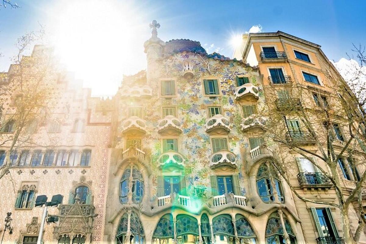 un grande edificio con molte finestre