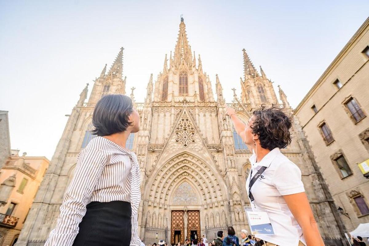 dua wanita berdiri di hadapan sebuah katedral