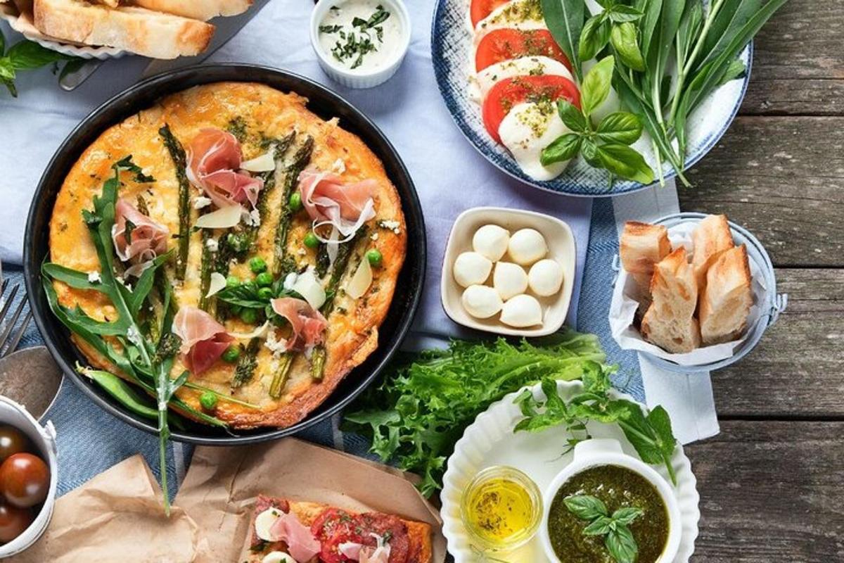 borð með pizzu og öðrum mat á því