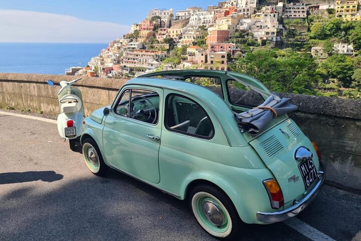 Un pequeño coche azul aparcado al costado de una carretera