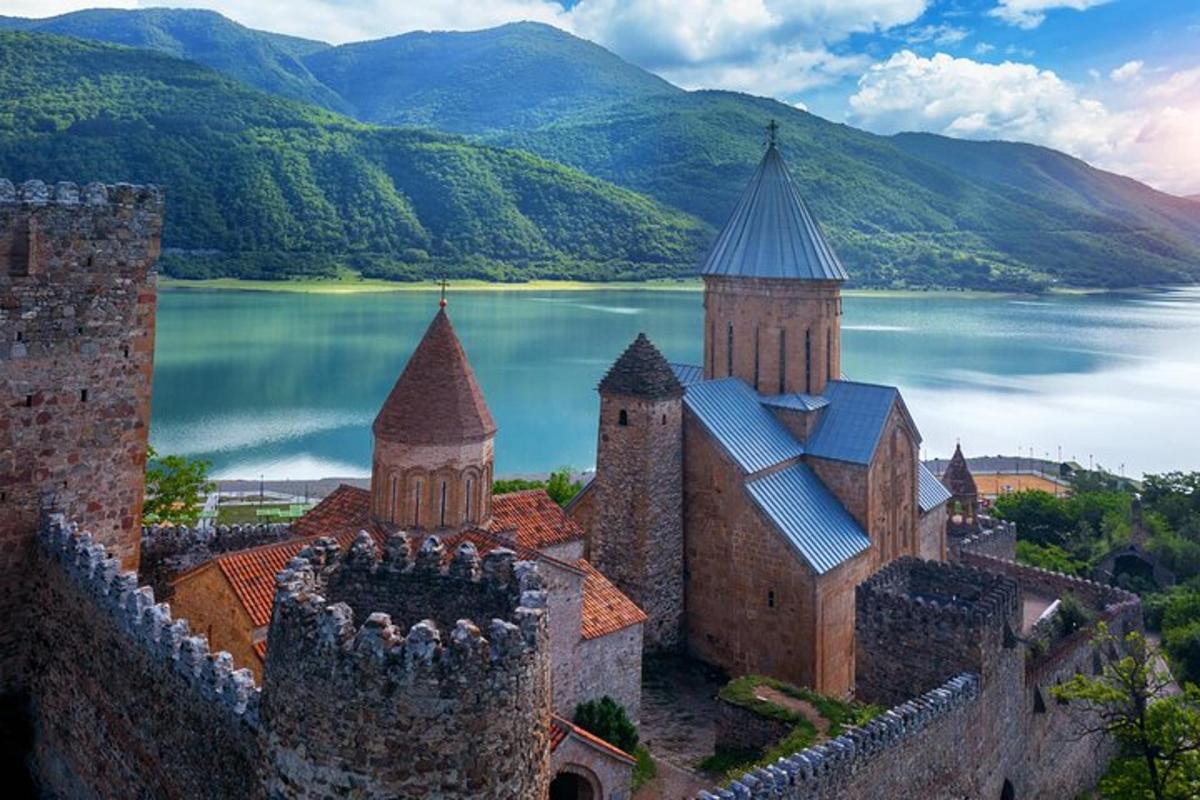 starý hrad s jezerem v pozadí