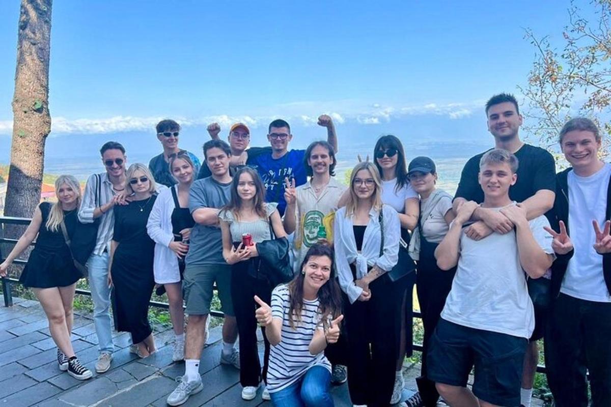 um grupo de pessoas posando para uma foto