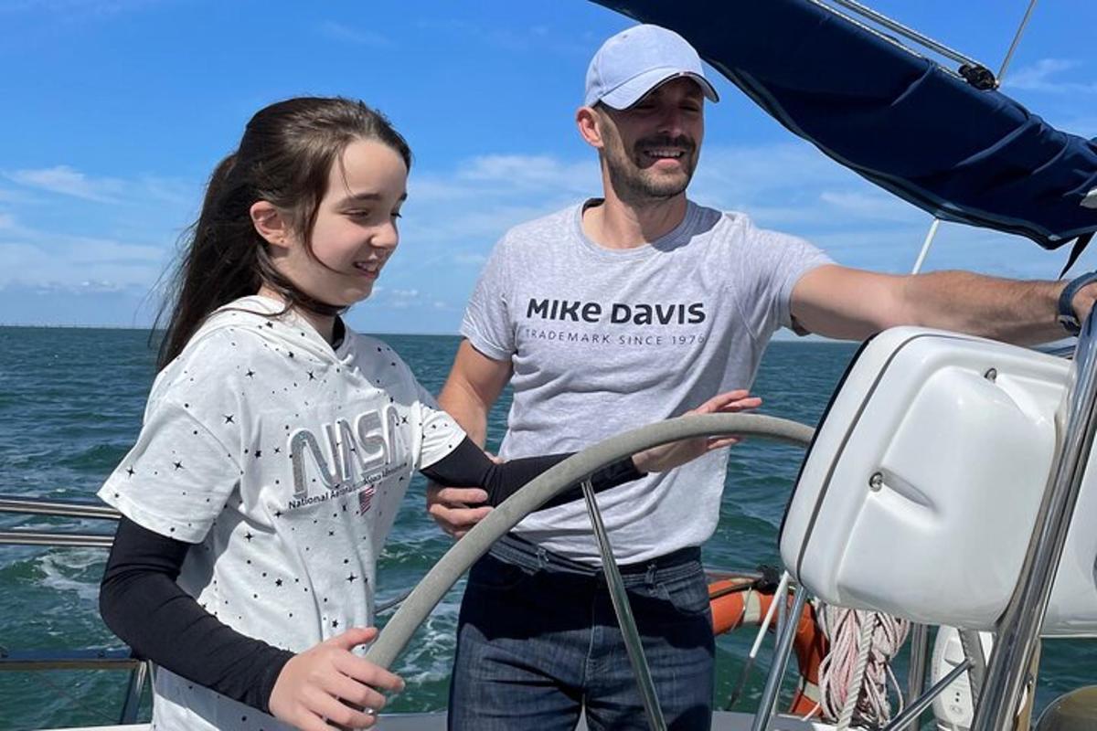 muž a dívka stojící na lodi