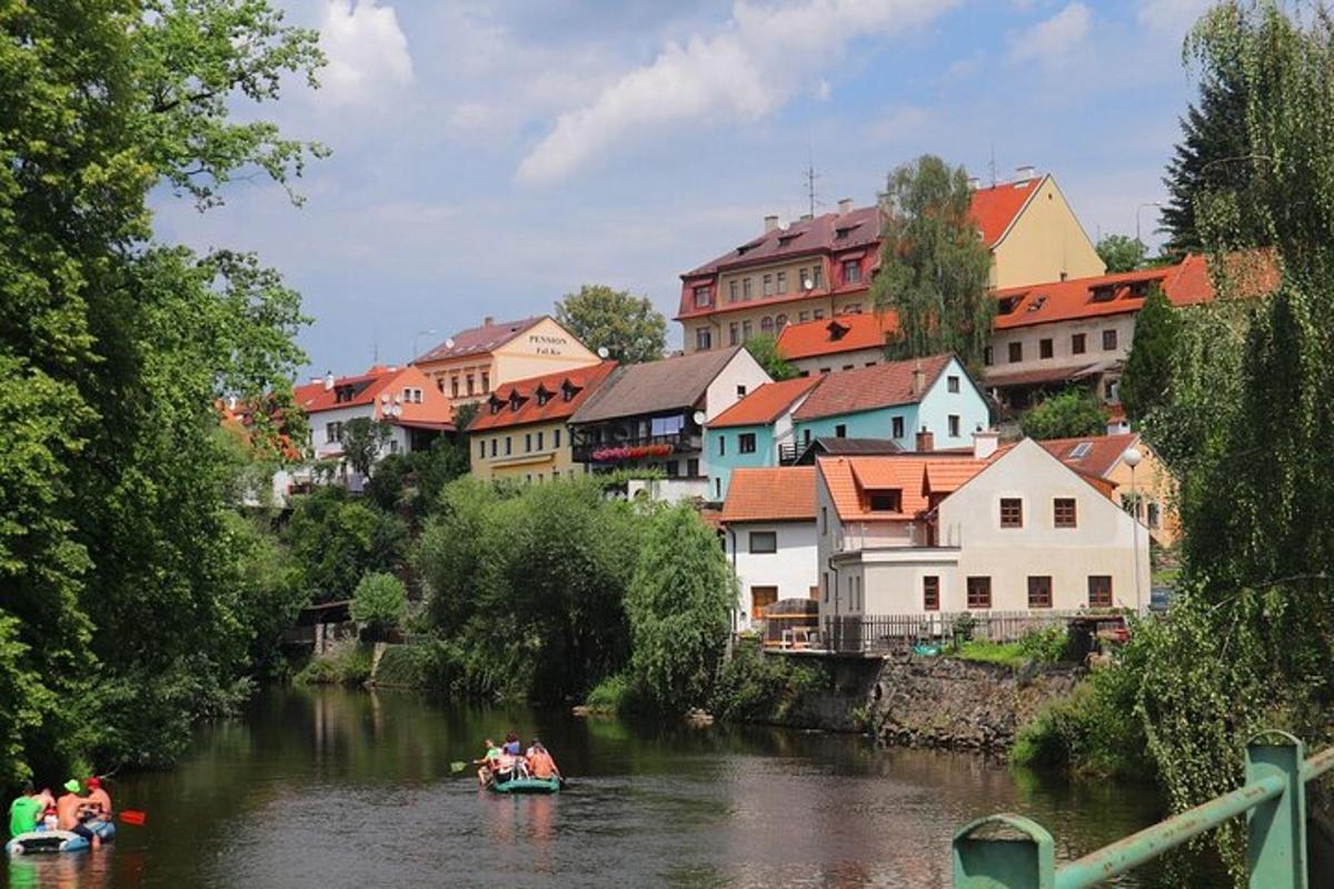 skupina lidí v lodích na řece