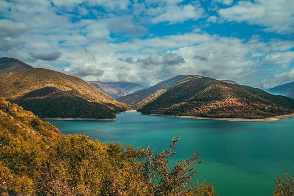 pogled na veliko vodno telo z gorami