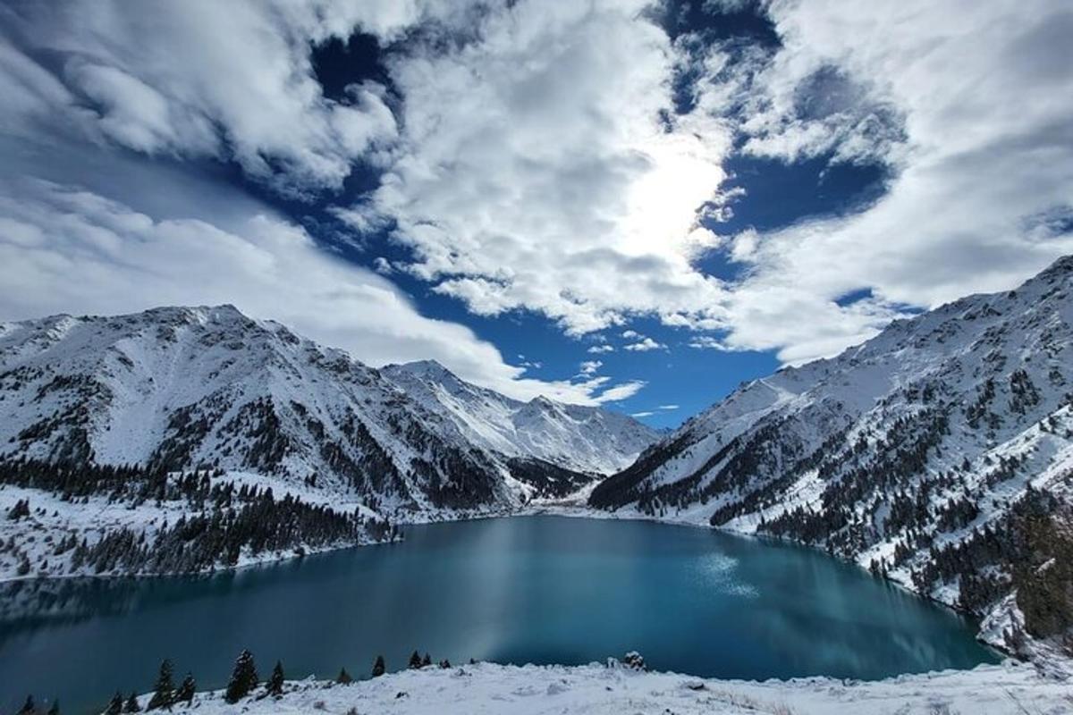 jezero uprostřed zasněžené hory