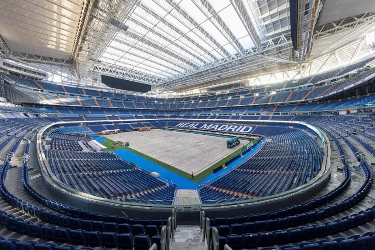o arenă goală cu un teren de tenis în ea