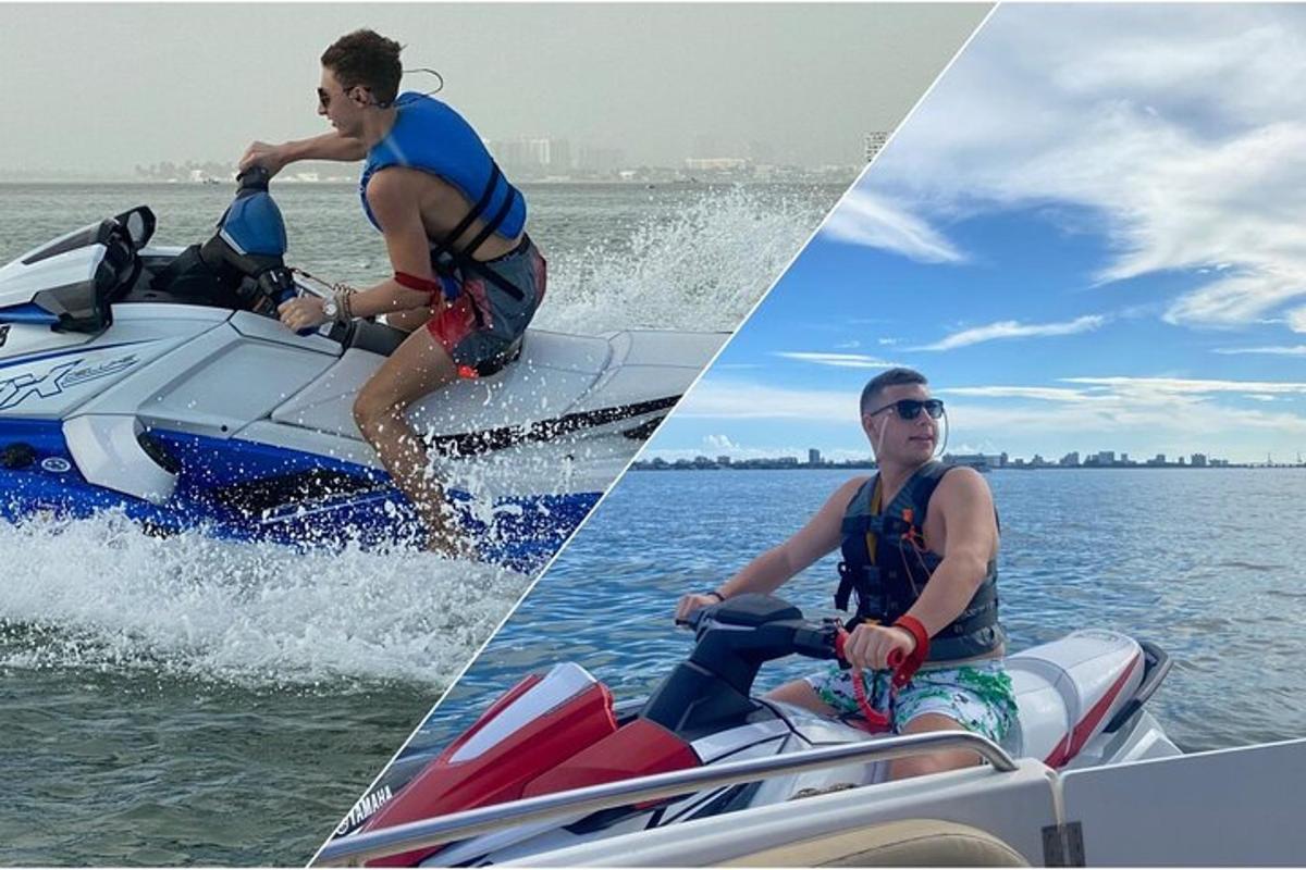 dua gambar lelaki menaiki jet ski di atas air