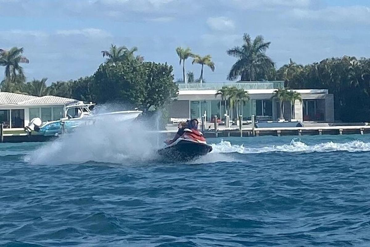 seseorang yang menaiki jet ski di dalam air