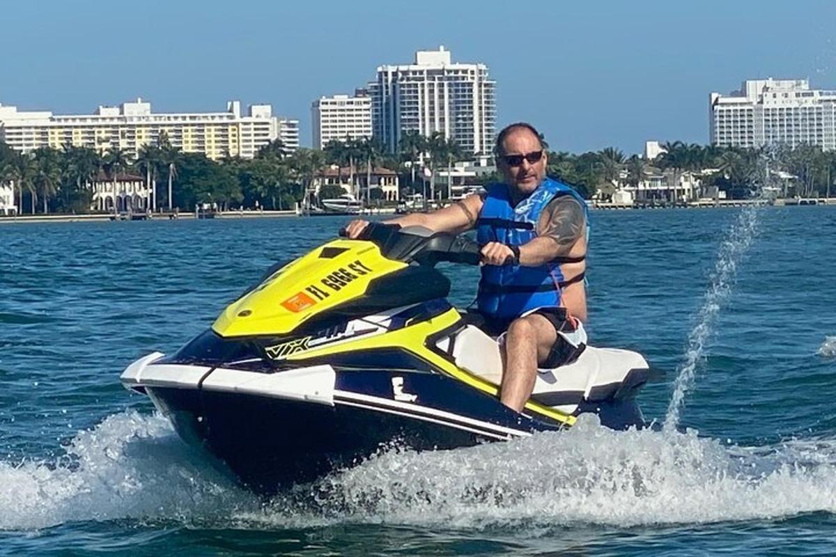 egy férfi jetskizik a vízben
