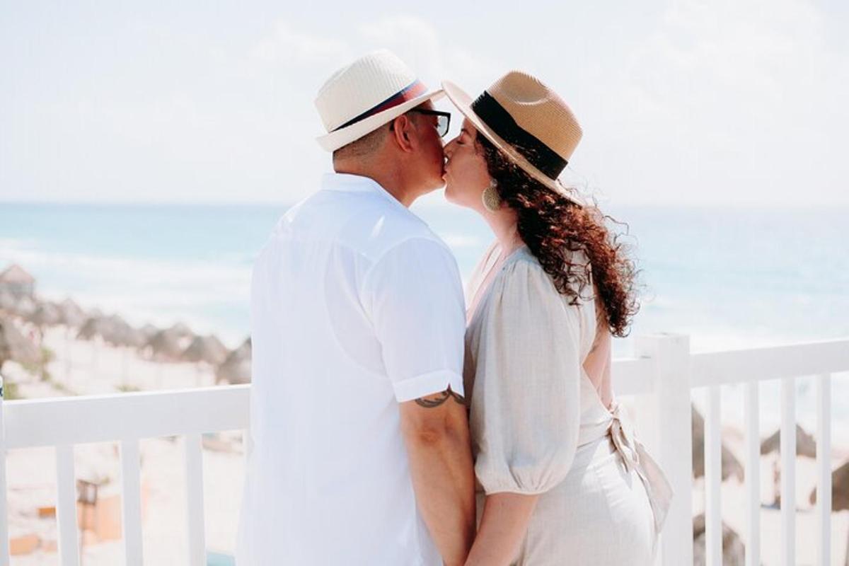 um homem e uma mulher em pé perto do oceano