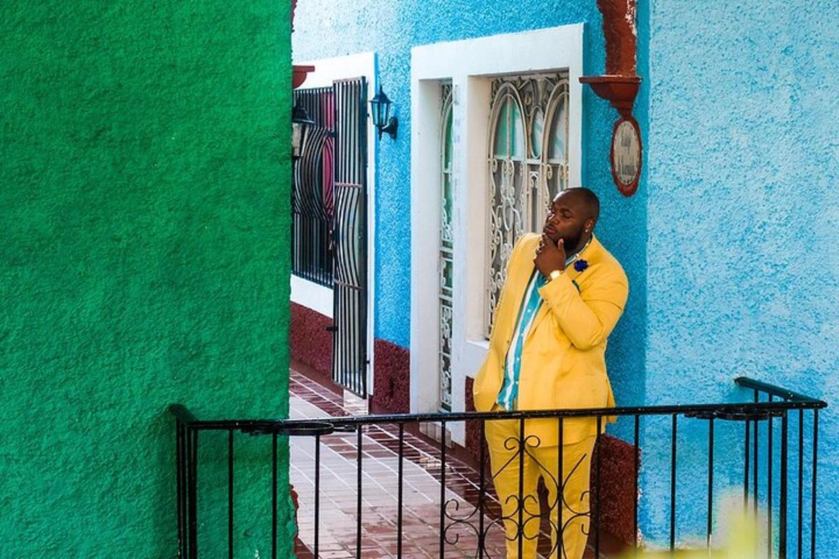 Un hombre hablando por un teléfono celular frente a un edificio.