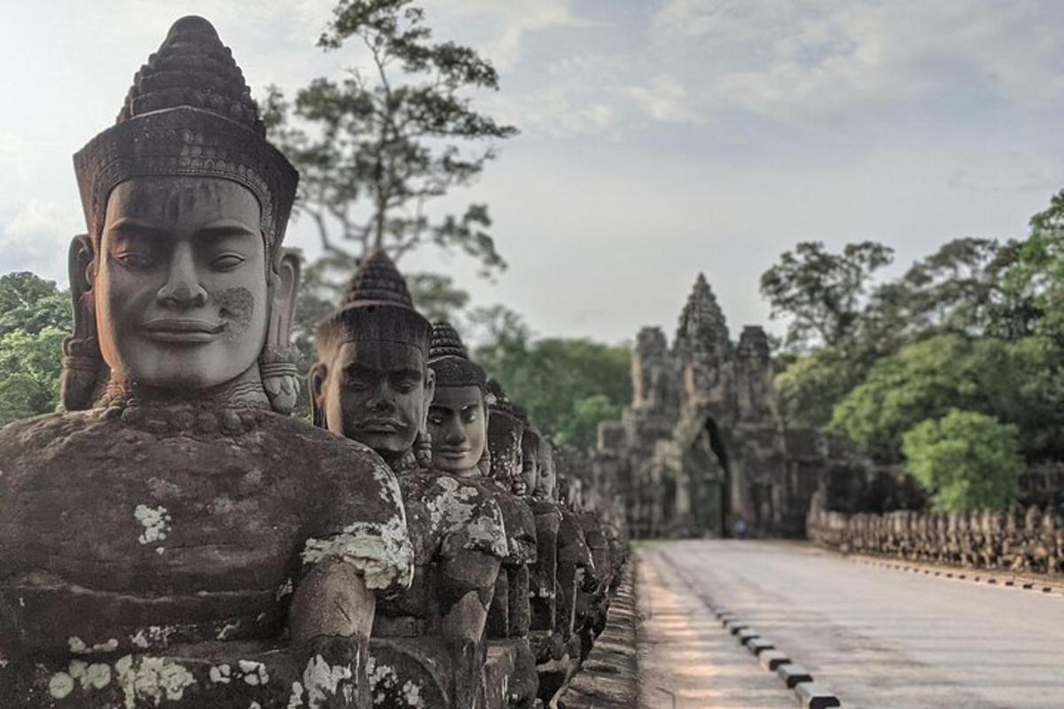 Un grupo de estatuas de piedra colocadas en fila