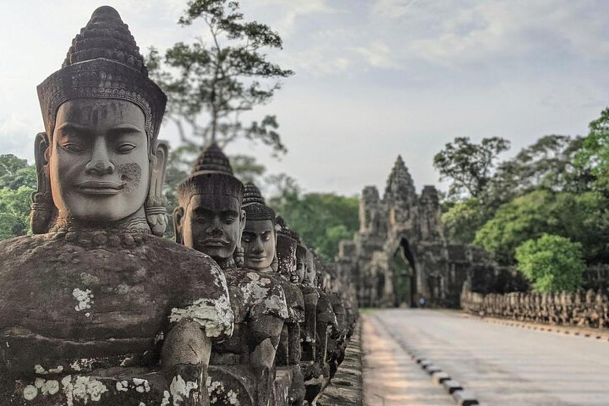 un gruppo di statue di pietra sono allineate su una strada
