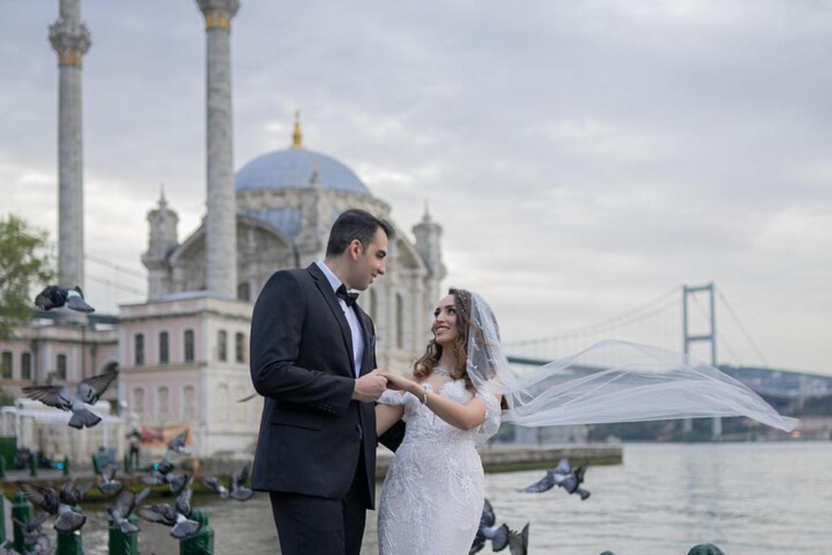 Güvercinlerle birlikte suyun yanında duran bir gelin ve damat