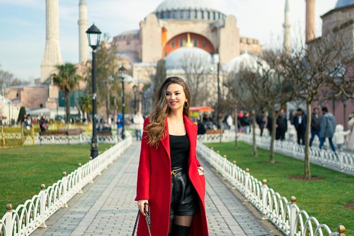 kırmızı paltolu bir kadın sokakta yürüyor