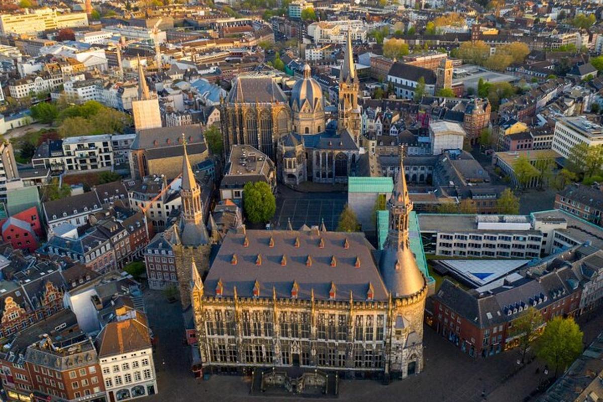una vista aerea di una città con un grande edificio