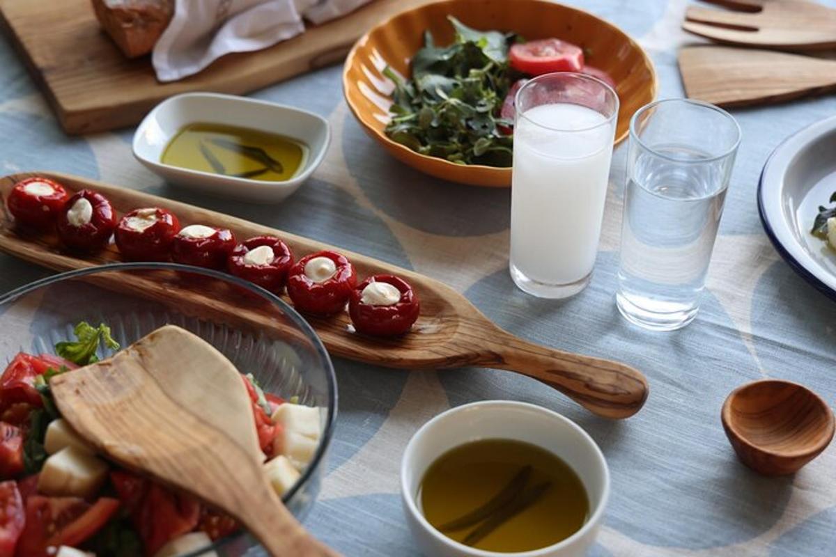 ένα τραπέζι με πιάτα με φαγητό και ποτήρια νερό