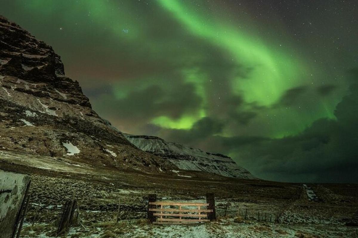 un'immagine dell'aurora boreale in un campo