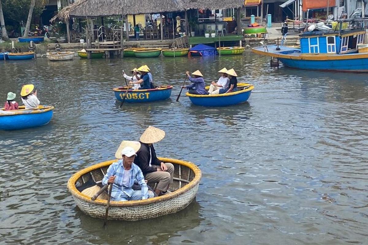 un gruppo di persone in barche in acqua