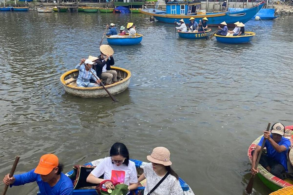 un gruppo di persone in barche in acqua