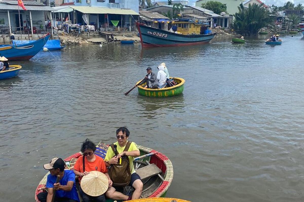 un gruppo di persone che viaggiano in barca su un fiume