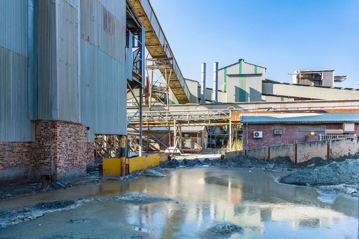 verksmiðja með miklu vatni í götunni