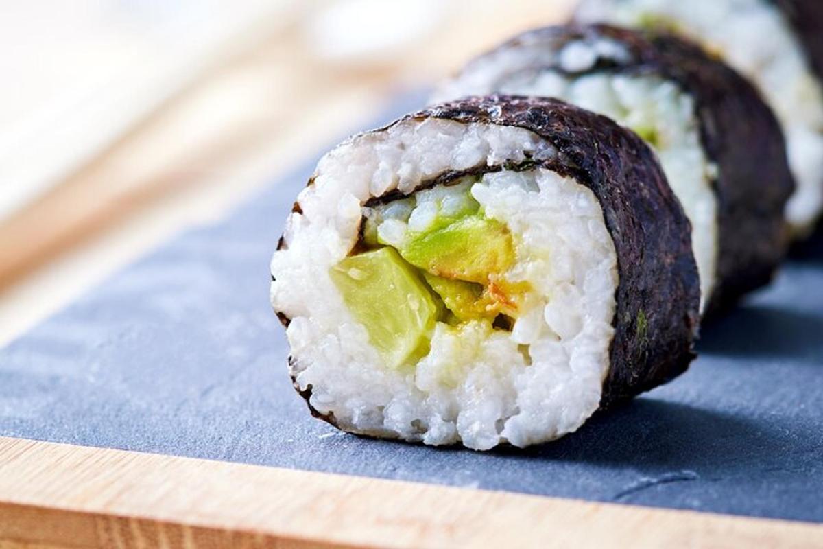 segulung sushi dengan nasi dan sayur di dalamnya