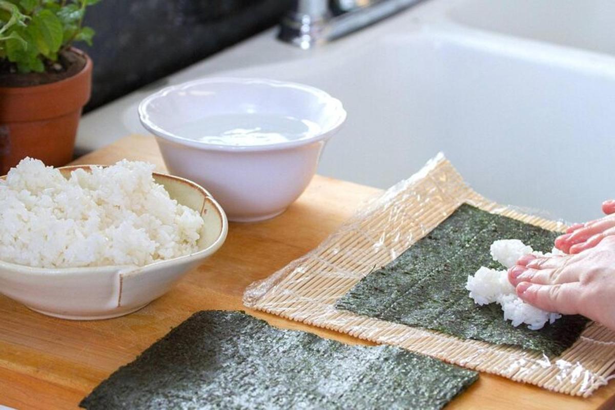 papan pemotong dengan semangkuk nasi dan semangkuk nasi
