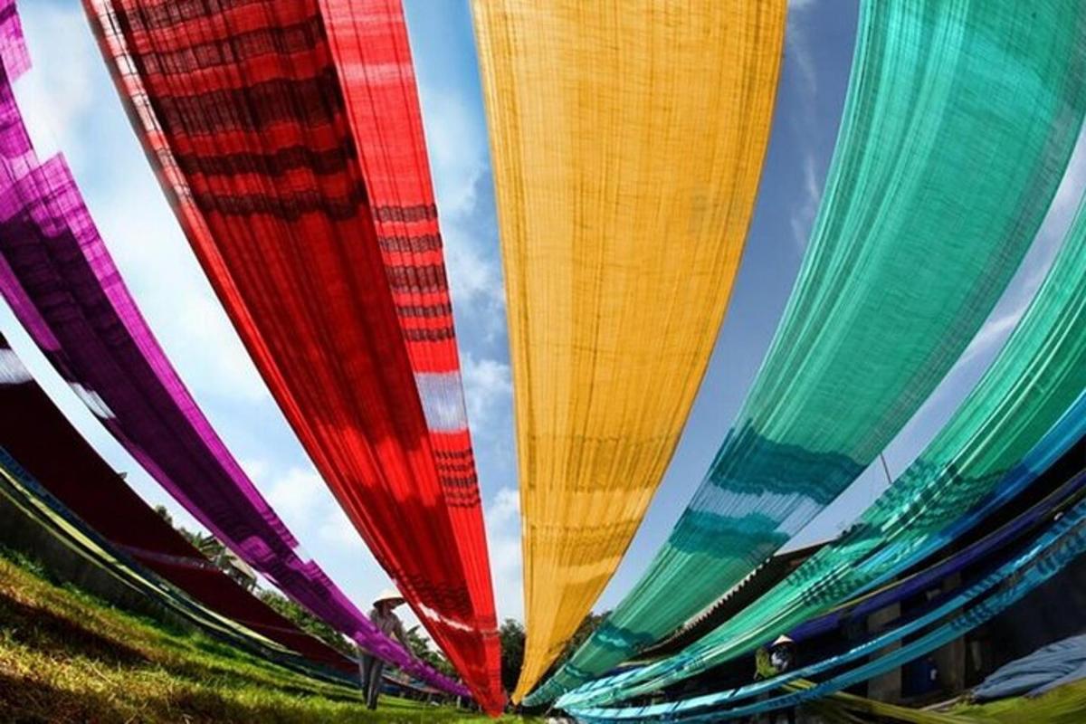 un gruppo di mongolfiere colorate nel cielo