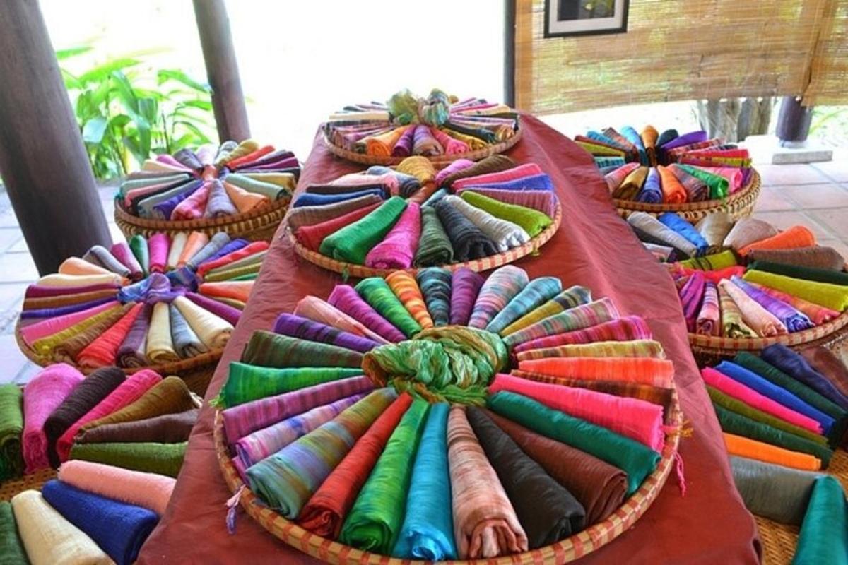 un tavolo sormontato da cestini pieni di nastri di diversi colori