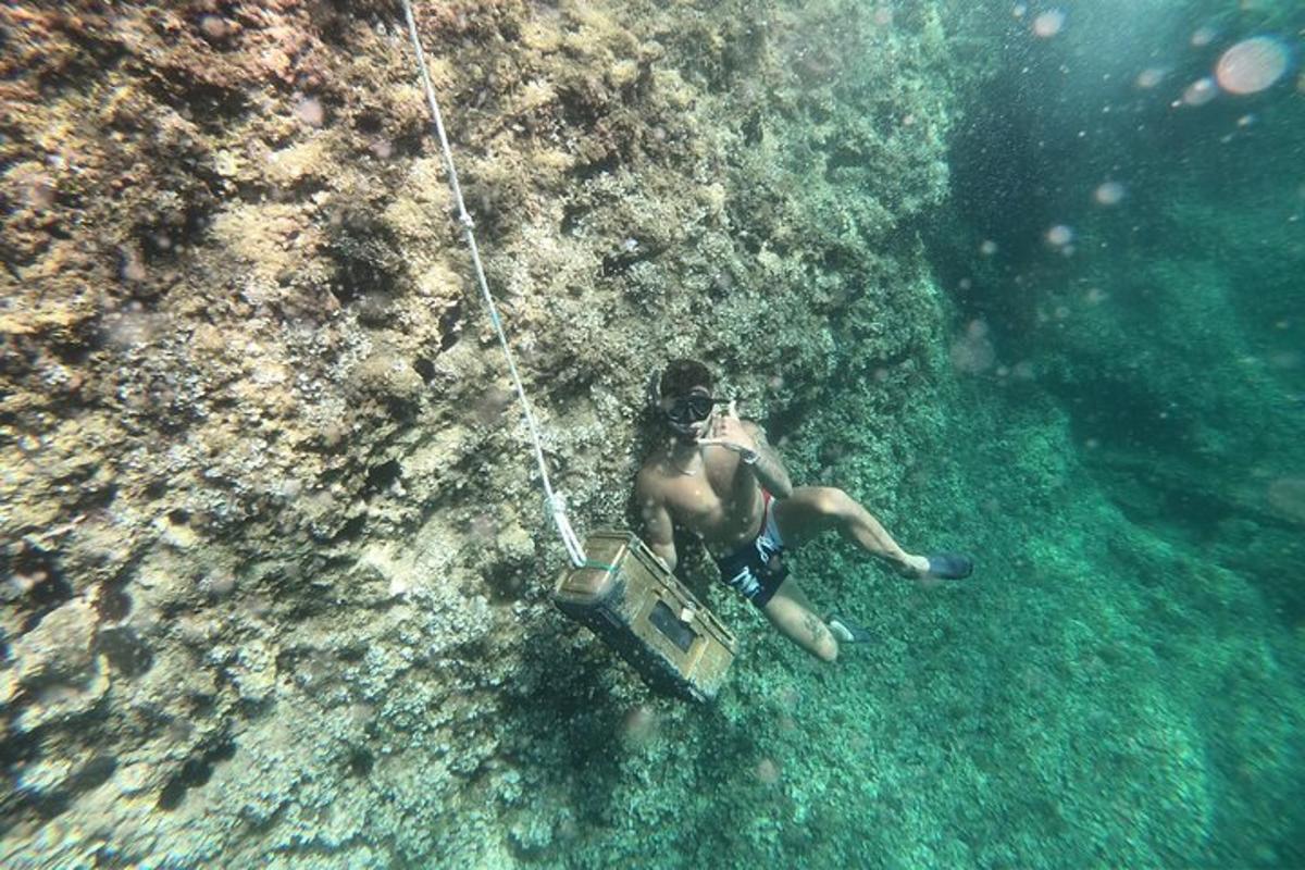 Un hombre está en una cuerda en el agua.